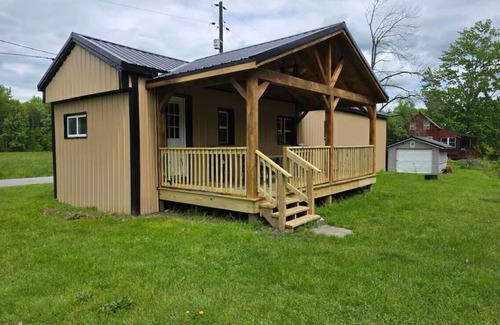 South Butler Cabin | Charming Cabin in Clyde, with a relaxing hot tub!