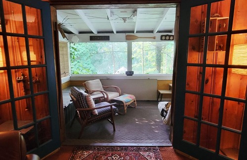 Carrollton Cottage | Charming Cabin in Leesville Lake's Best Community. Complimentary Kayaks.