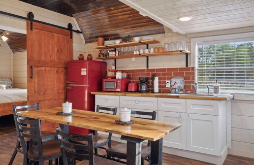 Otto Cabin | Charming Cabin in the Country, 25 mins from Waco, Texas