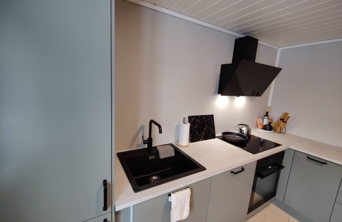 Stranda Cabin | Charming cabin with 3 bedrooms, modern bathroom and kitchen and a large deck