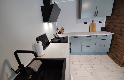 Stranda Cabin | Charming cabin with 3 bedrooms, modern bathroom and kitchen and a large deck