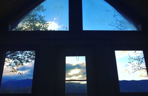 Vilas House | Charming cabin on 20 Acres with Big Views, near Boone, King Bed, and WiFi