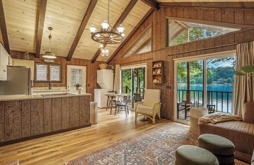 Penrod Cabin | Charming Cabin on Lake Malone – Perfect Getaway! ~Lakefront w/firepit~