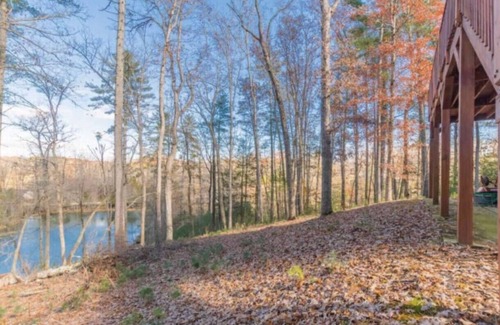 Clarkesville Cabin | Charming Cabin on 5 acres with Pond & Kayak