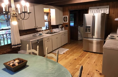Crawfordville Cabin | Charming Cabin on 50 Wooded Acres with Pond & Pool. Great for families & friends