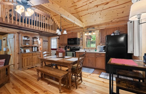Birdseye Cabin | Charming cabin that has beds for 8 guests, many parking spaces, cozy fire pit