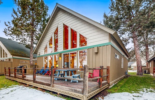 Klamath Falls House | Charming cabin with shared amenities, fireplace, WiFi, mountain views
