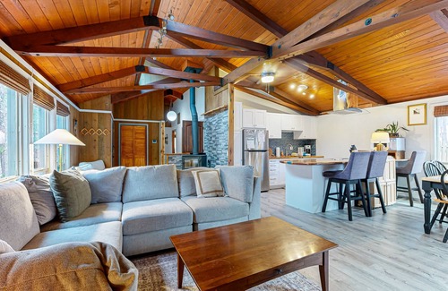 Sunriver House | Charming cabin with SHARC amenity passes, WiFi, streaming, private hot-tub