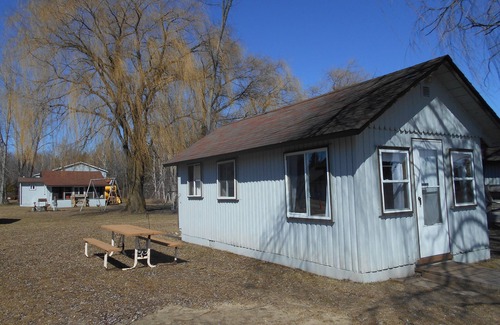 West Branch Cabin | Charming Cabin with Beach Access, Kayaks, and Playful Activities for All