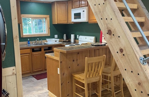 Enterprise Cabin | Charming cabin with WiFi and AC in serene Joseph