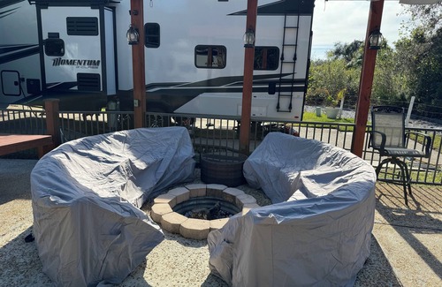 River Ranch RV Rental | Charming campsite in West Gate River Ranch with WiFi access