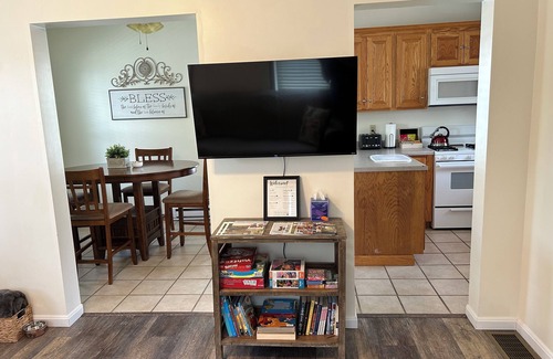 Grove City House | Charming Cape Cod - Walking Distance to GCC
