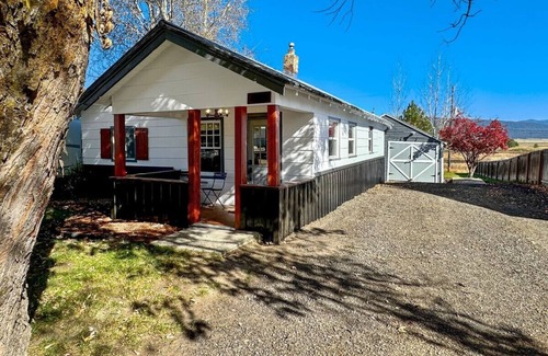 Cascade House | Charming Cascade Cabin: Large Yard, Near Downtown!