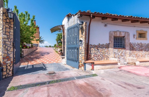 Lentini House | Charming Casina in the green with solarium pool and BBQ between Catania and Syracuse