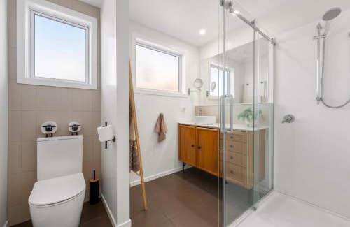 Linwood House | Charming Central Stay - Cosy Comfort and Free Parking