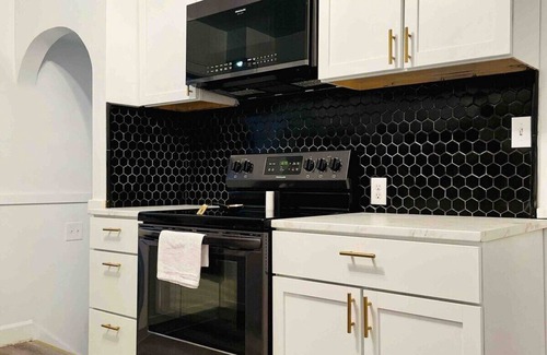Evansville Apartment | Charming & Centrally Located 1 Bedroom Apt/KING BED