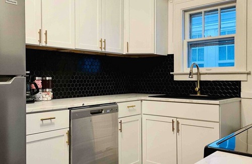 Evansville Apartment | Charming & Centrally Located 1 Bedroom Apt/KING BED