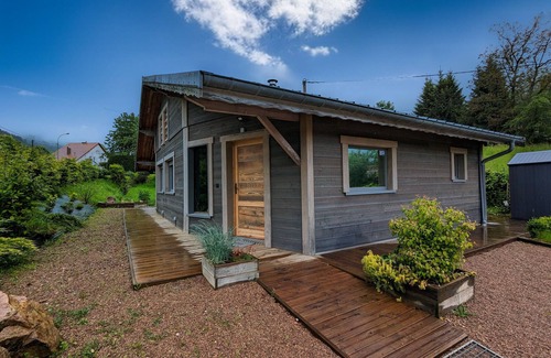 Travexin Cottage | Charming chalet for 6, near skiing, WiFi, parking, pets allowed