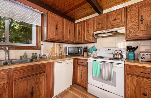 Jackson House | Charming Chalet-minutes from hiking, skiing and Storyland! Great for Families!