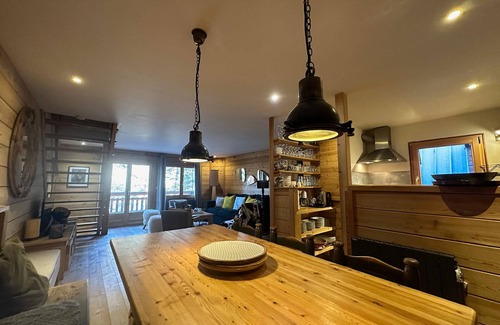 Les Claux Ski Chalet | Charming Chalet with Fireplace and Mountain Views in Vars, Sleeps 10