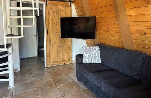 Oak Creek Ski Chalet | Charming Chalet with Kitchen and Scenic Views.