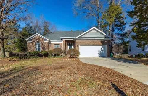 Charlotte House | Charming Charlotte 3-bedroom house, Fenced Yard, 5 Mins to Carowinds, WiFi, Pets
