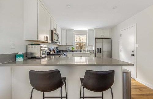 Oceanside House | Charming Chill House with Jacuzzi
