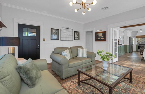 Brookview House | Charming Clementine 2-bedroom midterm house in peaceful Waco- FULLY FURNISHED