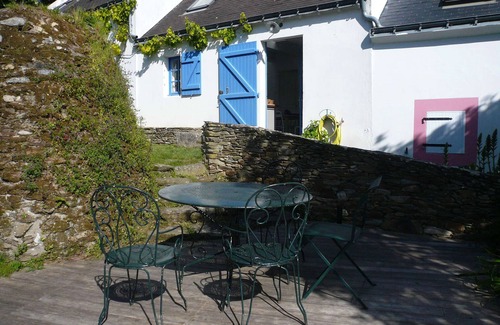 Locmaria House | Charming Coastal Cottage: Steps from Samzun Beach, Fireplace, Garden, Fully Equipped Kitchen