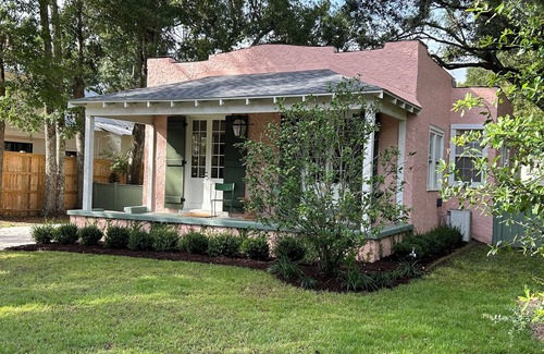 Fairhope Cottage | Charming Coastal Cottage in Fairhope, steps away from Mobile Bay