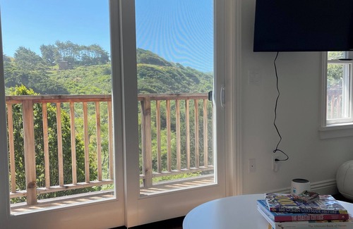 Jenner Cottage | Charming Coastal Cottage-Entire Home Sleeps 6, Perfect for Couples+Families