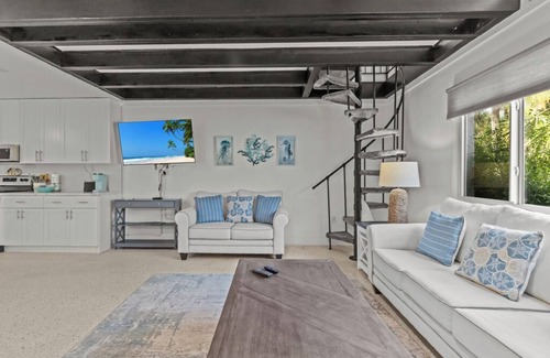 Sanibel Cottage | Charming Coastal Retreat at Sanibel Shores-Walk to the Beach