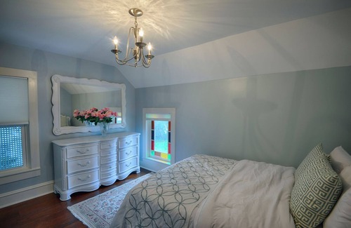New Berlin Hotel | Charming Colonial 8-Bedroom Home with Modern Comforts in Historic New Berlin