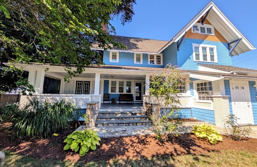 Bridgeport House | Charming Colonial for Events and Getaways! – Perfect for Family Retreat!