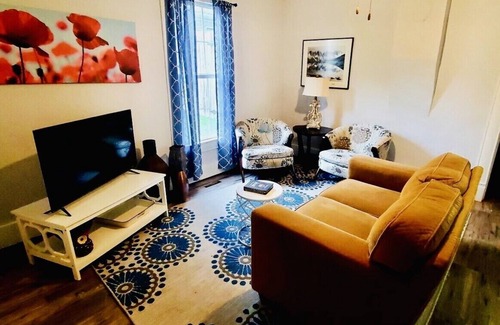 North Central Columbia House | Charming, comfy home close to downtown and all colleges!