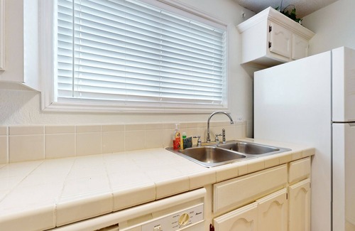 South Padre Island Condo | Charming Condo at The Dolphins w/3 Patios, Pool & Hot Tub - 1 Block to Gulf