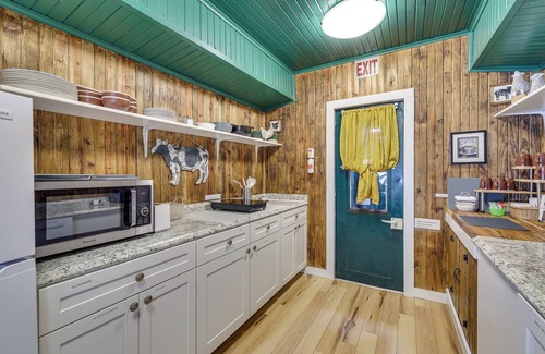 Duenweg Apartment | Charming Converted Railcar Studio in Joplin!