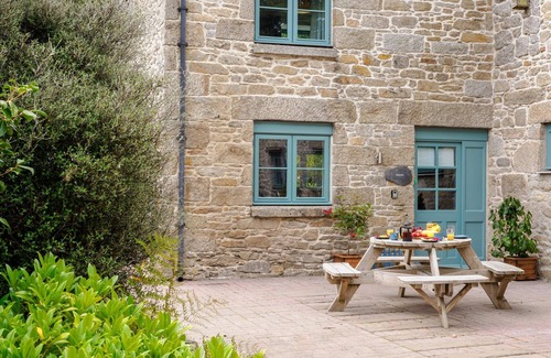 Falmouth Cottage | Charming Cornish cottage with shared pool/hot tub, sleeps 6, nr Falmouth