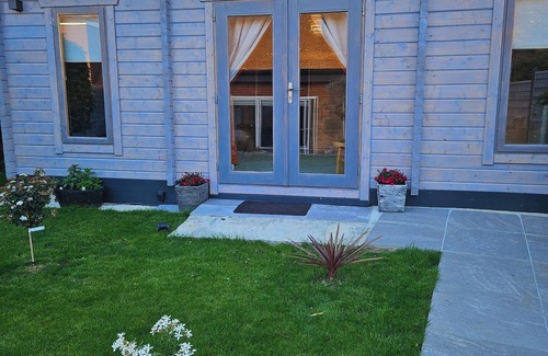 Hove Cabin | Charming & Cosy Self Contained Log Cabin, Private Entrance & Free on St Parking