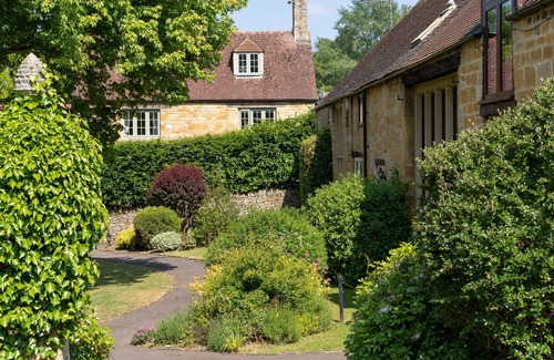 Blockley Cottage | Charming cosy cottage w/babbling brook, in heart of the Cotswolds, w/parking.