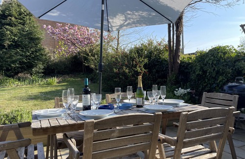 Reydon Cottage | Charming Cosy Cottage, pretty large garden, 10-15 min walk to beach & Southwold