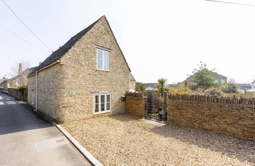 Sherston House | Charming Cotswold Stone Cottage with 3 Large En-Suite Bedrooms and Pretty Garden