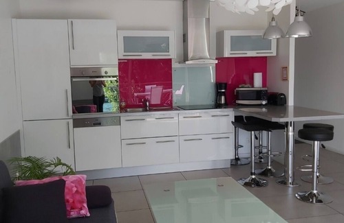 Villeneuve-le-Roi Apartment | Charming cottage by the Seine