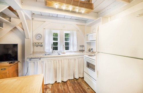 Glenville Cabin | Charming Cottage - 5 minutes from Lake Glenville