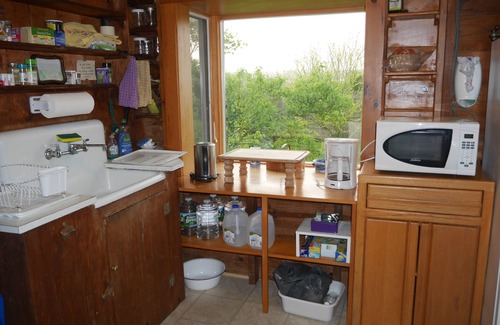 Quonochontaug House | Charming cottage 5-minute walk from West Beach