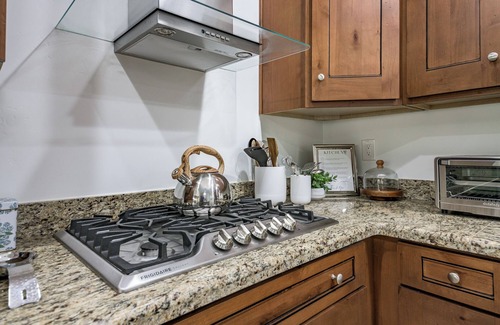 Munds Park Cottage | Charming Cottage-Backs the Nat.Forest with Spa, AC/Heat, Fire Pit and Game Room!