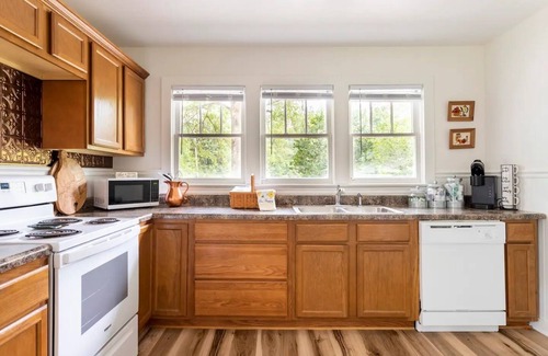 Stone County Cottage | Charming Cottage + Barn-Sleeps 6-by Flint Creek🎣🛶🌿
