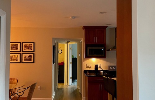Arundel on the Bay House | Charming Cottage by the Bay with Hot Tub, Gourmet Kitchen & Community Beach