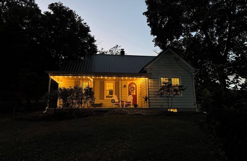 Huntingdon Cottage | Charming cottage close to Juniata College overlooking historic Huntingdon