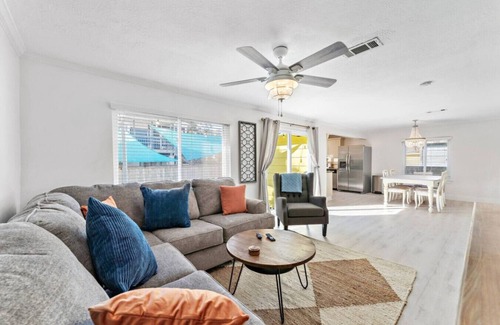 Clear Lake Shores Cottage | Charming Cottage Close to Kemah Boardwalk